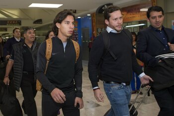 Diego Lainez llegando al aeropuerto