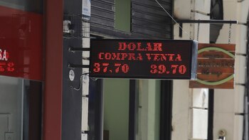 El dólar, en el piso