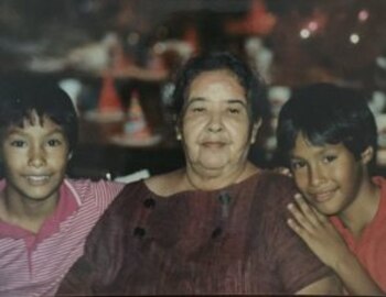 Julián Castro acompañado por su