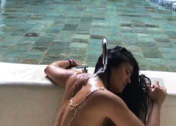 Salma muestra su lado más