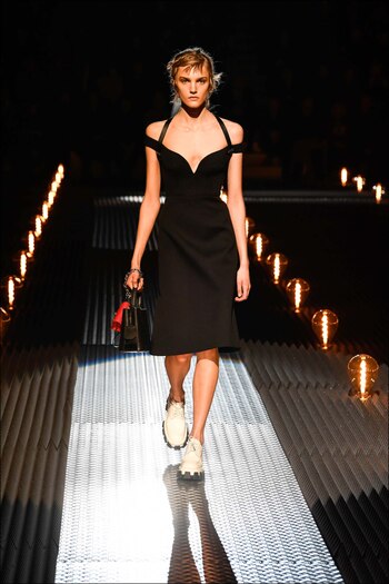 Vestido femenino con escote corte