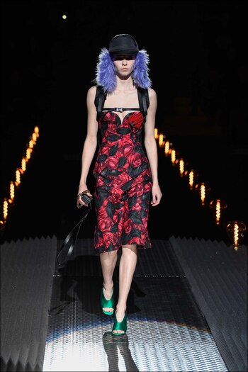 Vestido strapless corte lápiz combinado