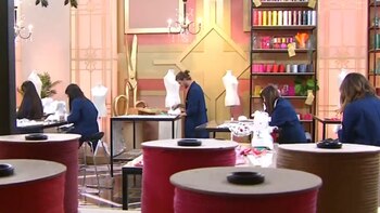 Los participantes bocetando antes de