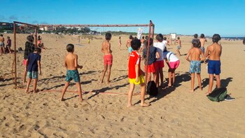 La cancha de fútbol tiene