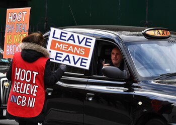Un manifestante pro- Brexit sostiene