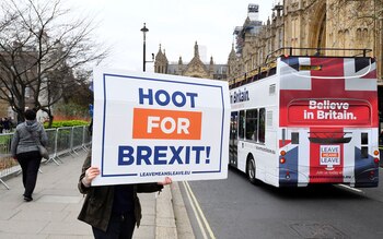 Un manifestante pro-Brexit sostiene un
