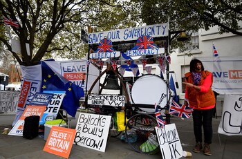 Un manifestante pro-Brexit toca la