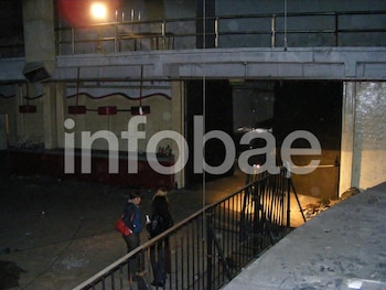 La puerta negra llevaba a la salida de emergencia que estaba cerrada con candado