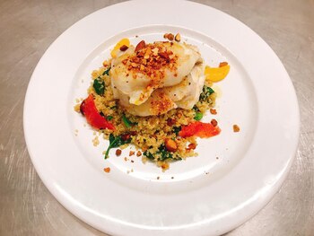 Brótola fresca sobre quinoa con