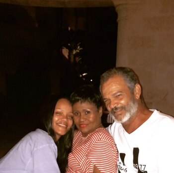 Rihanna con sus padres (Instagram