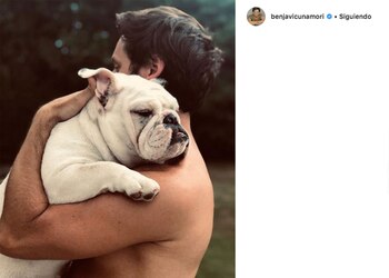 Vicuña junto a la mascota.