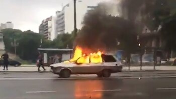 El Renault 12 en llamas