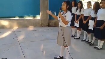 La estudiante recitó el poema
