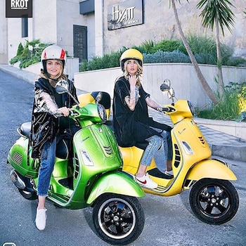 Jóvenes iraníes se compran motos