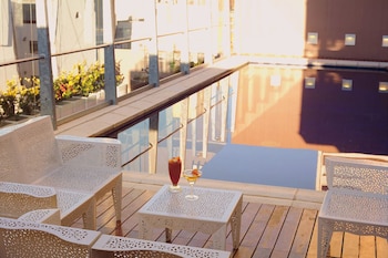 Pileta y buenos tragos, dos