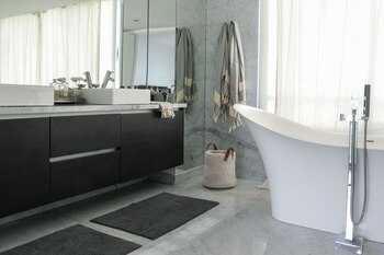 La bañadera blanca de resina