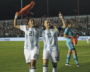 Micaela Cabrera y la capitana Estefanía Banini festejando después de quedarse con la clasificación al mundial Francia 2019