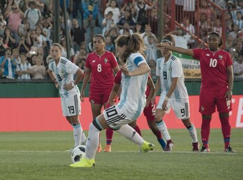 La diez pateando el penal del partido contra Panamá