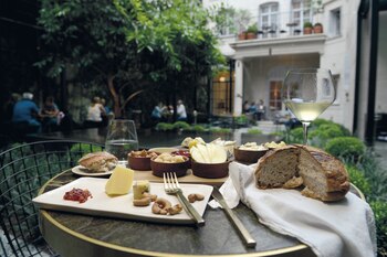 CASA CAVIA, posee un amplio