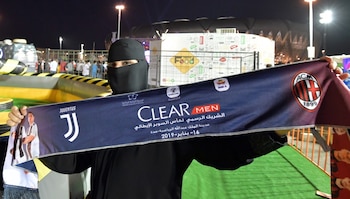 Una asistente acude con el