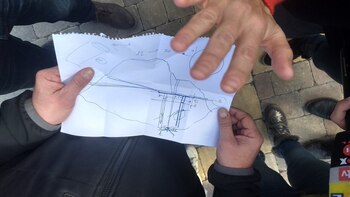 El improvisado croquis con el que trabaja el equipo de ingenieros que desarrolla el operativo de rescate (@nacholaisla)