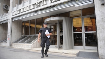 Un policía se retira de