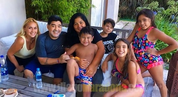 Diego Maradona junto a Verónica