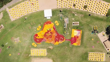 En el medio del parque hay una plaza mojada con varios juegos de agua