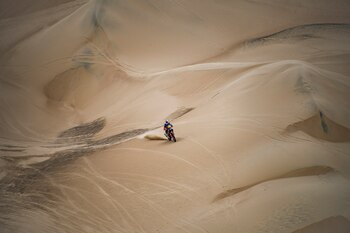 Matthias Walkner con su KTM atraviesa el