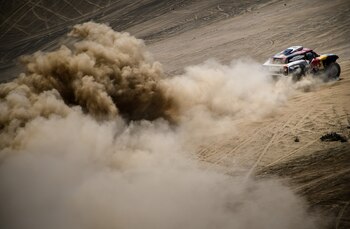 Cyril Despres y Jean-Paul Cottret navegan su