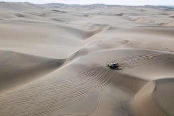 El francés Sebastien Loeb lucha contra