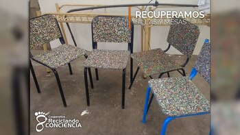 Juego de sillas recicladas. Juntaron