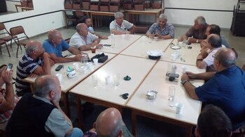 Al centro, de camisa a