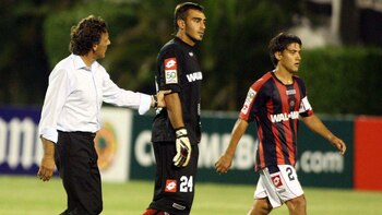 Miguel Ángel Russo consuela a