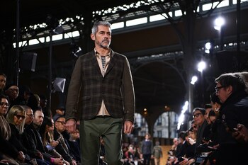 Superposiciones. Saco cuadrillé sobre sweater