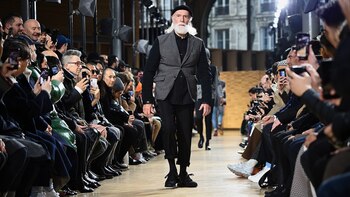 Gris y negro. Chaleco gris