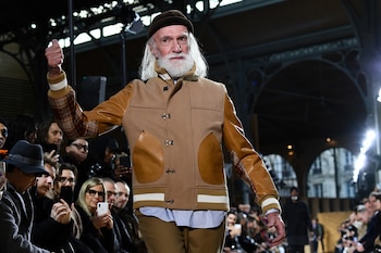 Un montgomery cruzado de paño