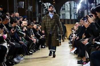 Abrigo de tartán con jeans