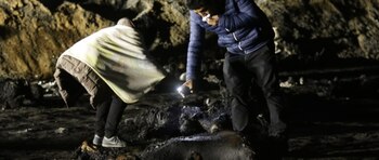 Familiares buscando en la zona