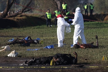 Peritos y militares trabajan en