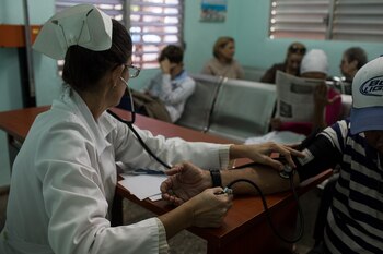 La Dra. Lisett Rodriguez atiende