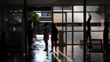Enfermeras conversan en un centro
