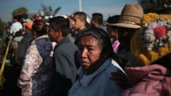 Familiares esperan noticias de las