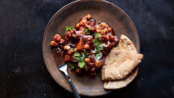 Berenjenas y garbanzos condimentados con