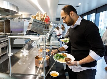 Un empleado se sirve un