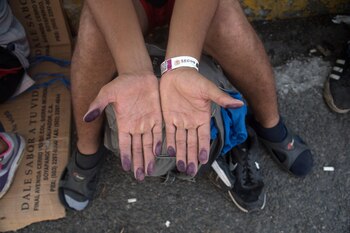 Un integrante de la caravana