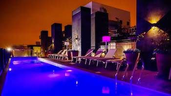 Vista nocturna de la pileta