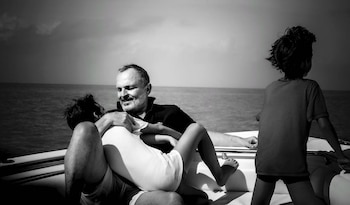 Pocas veces Miguel Bosé comparte