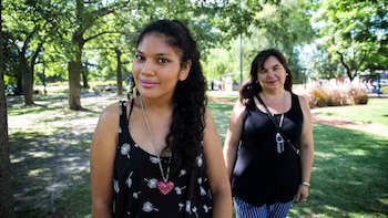Milagros junto a Mirta, su mamá (Foto: Lihue Althabe)