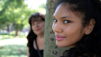 Milagros y su mamá posan para Infobae en la Plaza Dorrego (Foto: Lihue Althabe)